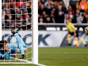 Neto despeja el balón que entró y que el árbitro no concedió en el Valencia-Barça Neto despeja el balón que entró y que el árbitro no concedió en el Valencia-Barça