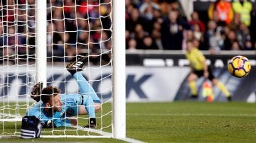 Neto despeja el balón que entró y que el árbitro no concedió en el Valencia-Barça