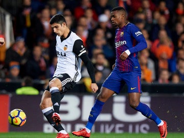 Gonçalo Guedes pasa el balón en el partido ante el Barça