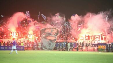 Abominable imagen en la Liga de Sudán: pancarta con la imagen de Adolf Hitler en la grada