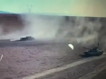 Duelo entre un tanque y un vehículo terrorista cargado de explosivos en Irak Duelo entre un tanque y un vehículo terrorista cargado de explosivos en Irak