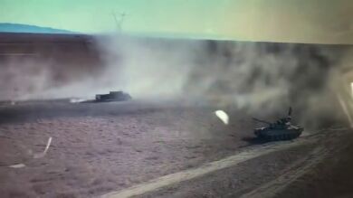 Un vehículo cargado de explosivos salta por los aires tras los disparos de un carro de combate en Irak
