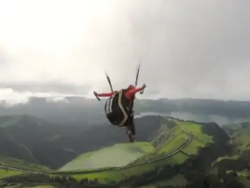 El hombre tirándose en parapente El hombre tirándose en parapente
