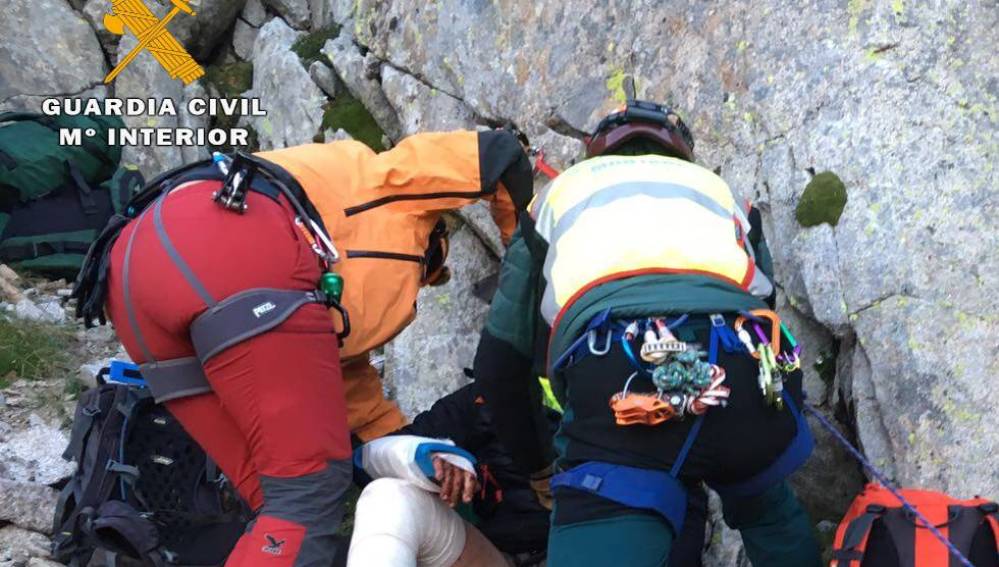 Los dos montañeros durante el rescate