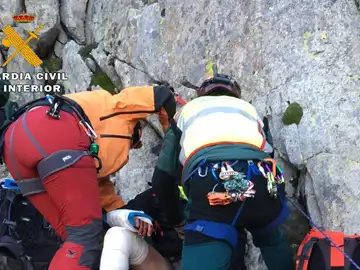 Los dos montañeros durante el rescate Los dos montañeros durante el rescate