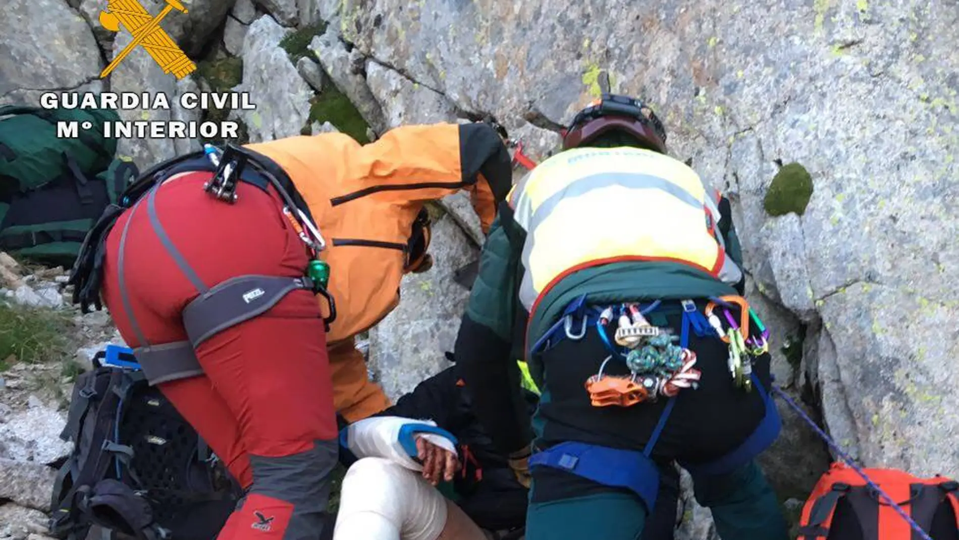 Los dos montañeros durante el rescate Los dos montañeros durante el rescate
