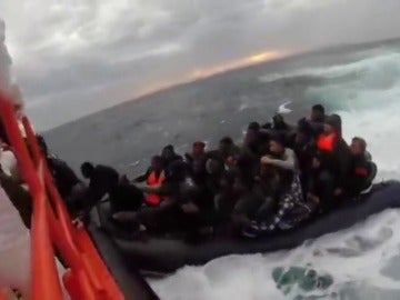 Rescatan una patera con 36 personas a bordo, entre ellas tres bebés, en Cádiz