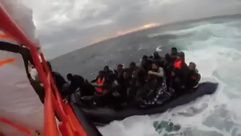 Rescatan una patera con 36 personas a bordo, entre ellas tres bebés, en Cádiz Rescatan una patera con 36 personas a bordo, entre ellas tres bebés, en Cádiz