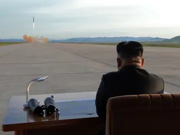 El líder norcoreano Kim Jong Un guía el lanzamiento de un misil balístico El líder norcoreano Kim Jong Un guía el lanzamiento de un misil balístico