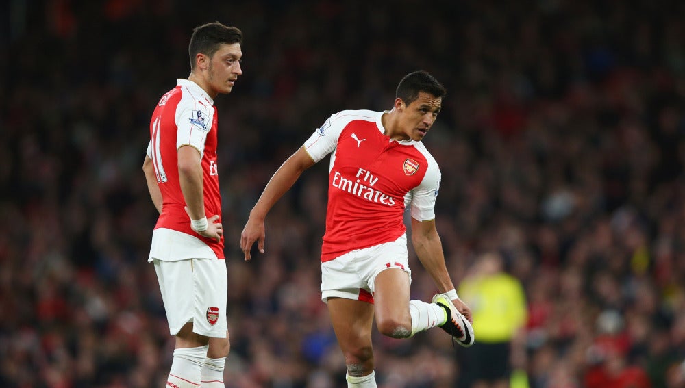 Özil y Alexis se preparan para lanzar una falta con el Arsenal