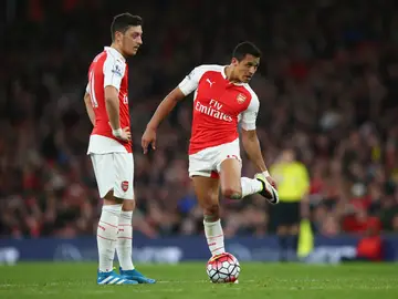 Özil y Alexis se preparan para lanzar una falta con el Arsenal Özil y Alexis se preparan para lanzar una falta con el Arsenal