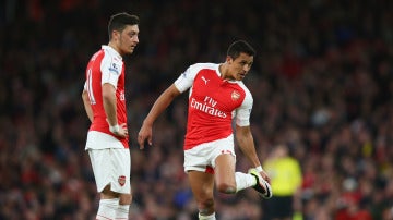 Özil y Alexis se preparan para lanzar una falta con el Arsenal