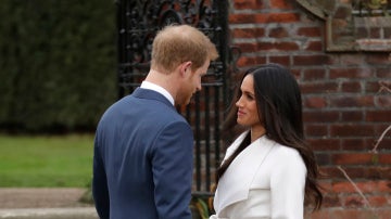 El príncipe Harry y Meghan Markle durante su primer posado oficial