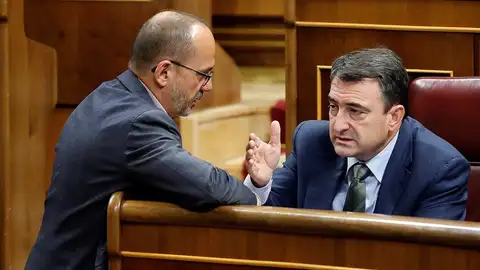 Los portavoces del PDeCat, Carles Campuzano y del PNV, Aitor Esteban durante el pleno del Congreso Los portavoces del PDeCat, Carles Campuzano y del PNV, Aitor Esteban durante el pleno del Congreso
