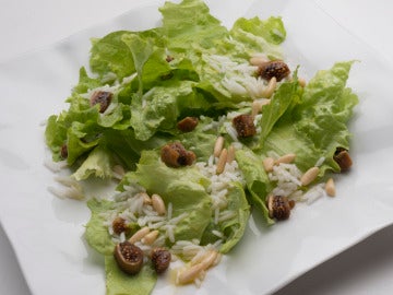 Ensalada de lechuga, arroz, higos y piñones