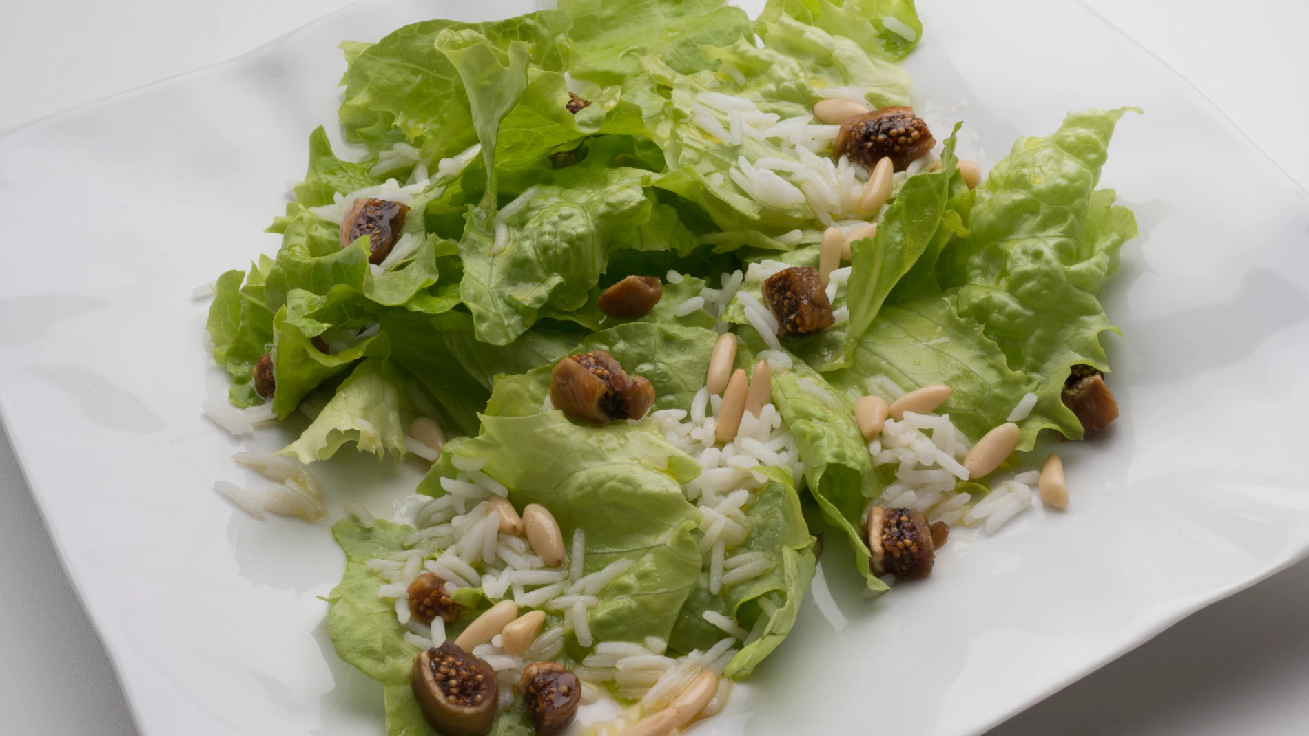Ensalada de lechuga, arroz, higos y piñones