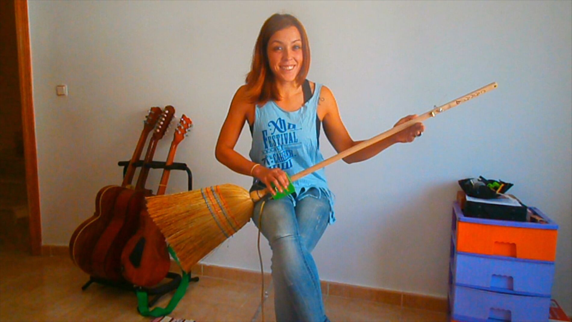 La guitarra - escoba, el instrumento estrella de Silvia