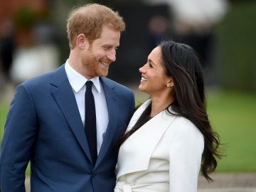 El príncipe Enrique de Inglaterra y su prometida, la actriz estadounidense Meghan Markle