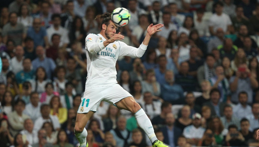 Gareth Bale recibe el balón de cabeza en un partido con el Madrid