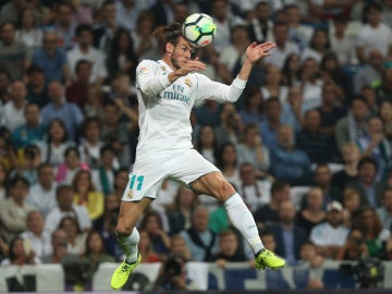 Gareth Bale recibe el balón de cabeza en un partido con el Madrid