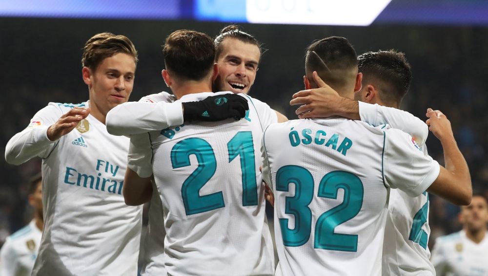 Bale y Mayoral celebran un gol ante el Fuenlabrada
