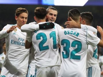 Bale y Mayoral celebran un gol ante el Fuenlabrada