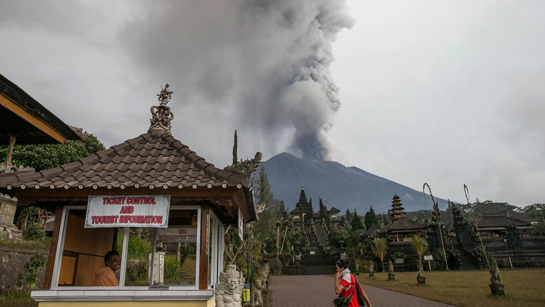 Vista del volcán Agung arrojando ceniza desde el templo de Besakih en Karangasem, Bali Vista del volcán Agung arrojando ceniza desde el templo de Besakih en Karangasem, Bali