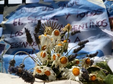 Rosas marchitas en un altar hecho en honor a los tripulantes del submarino ARA San Juan