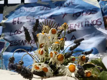 Rosas marchitas en un altar hecho en honor a los tripulantes del submarino ARA San Juan Rosas marchitas en un altar hecho en honor a los tripulantes del submarino ARA San Juan