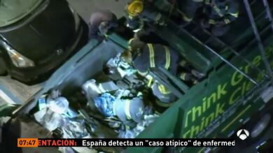 Bomberos de Philadelphia rescatan a un hombre del interior de un camión basura