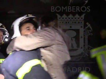 El incendio en una vivienda de Madrid, visto como los bomberos