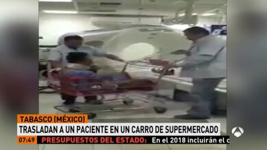 La familia de un paciente de un hospital de México denuncia que los enfermeros utilicen un carro de la compra para trasladarle