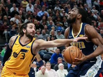 Ricky Rubio intenta tapar el intento de canasta de Kenneth Faried Ricky Rubio intenta tapar el intento de canasta de Kenneth Faried