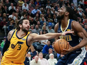 Ricky Rubio intenta tapar el intento de canasta de Kenneth Faried Ricky Rubio intenta tapar el intento de canasta de Kenneth Faried