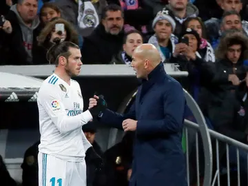 Zidane conversa con Gareth Bale en la banda del Bernabéu Zidane conversa con Gareth Bale en la banda del Bernabéu