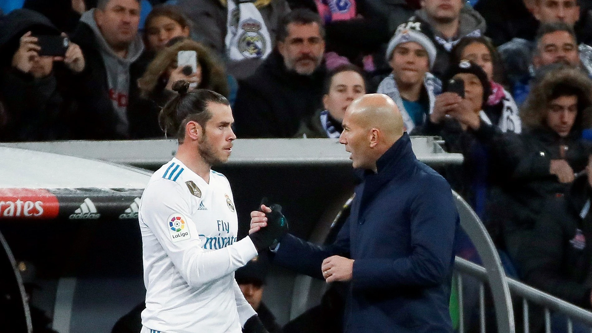 Zidane conversa con Gareth Bale en la banda del Bernabéu Zidane conversa con Gareth Bale en la banda del Bernabéu