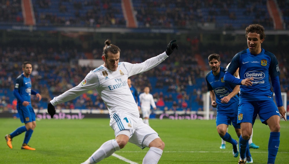 Gareth Bale se prepara para centrar ante el Fuenlabrada