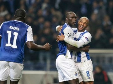 Brahimi y Aboubakar celebran uno de los goles del Oporto