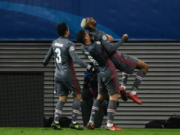 Los jugadores del Besiktas celebran uno de los goles de su qeuipo