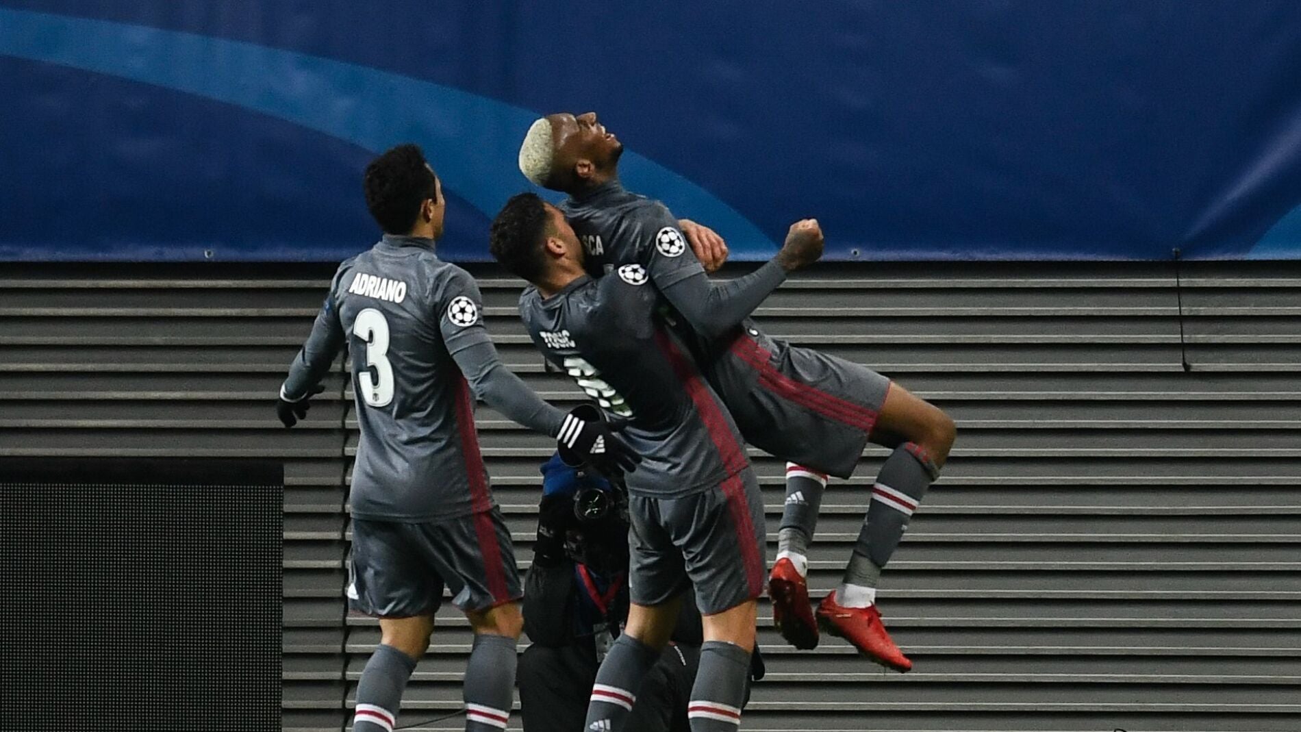 Los jugadores del Besiktas celebran uno de los goles de su qeuipo