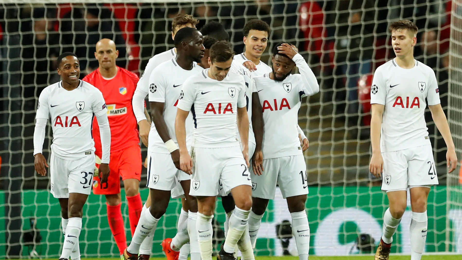Los jugadores del Tottenham celebran un gol
