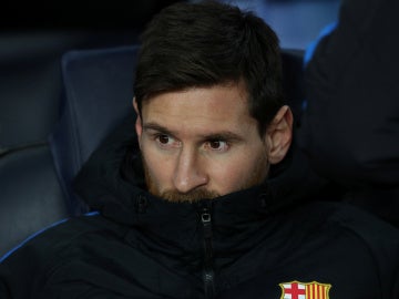Messi, en el banquillo ante el Sporting