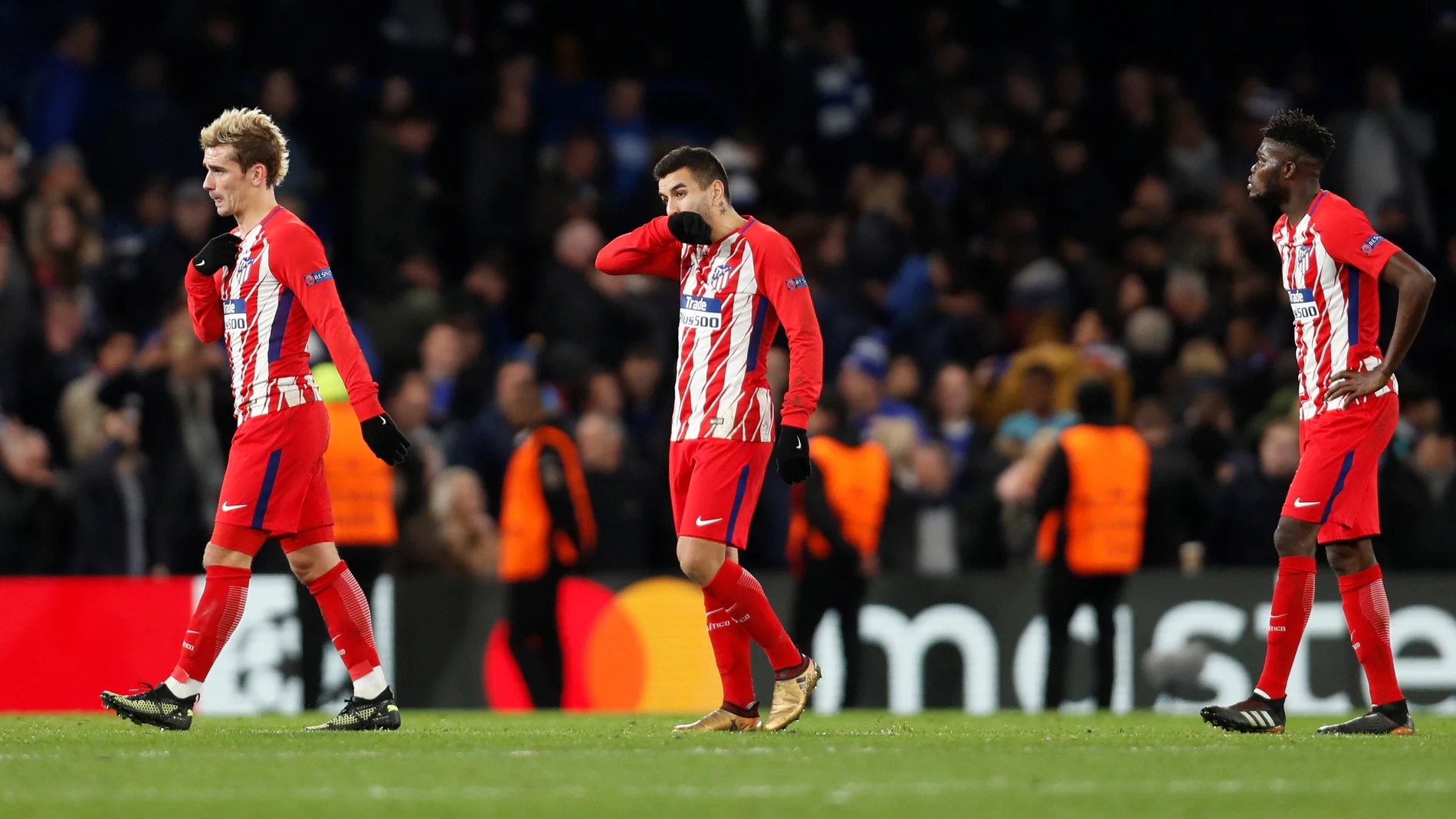 Los jugadores del Atlético de Madrid, tras caer eliminados en la Champions