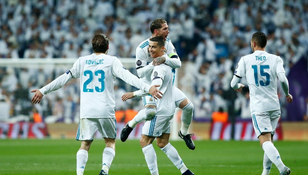 Cristiano Ronaldo celebra con sus compañeros el 2-0 ante el Dortmund