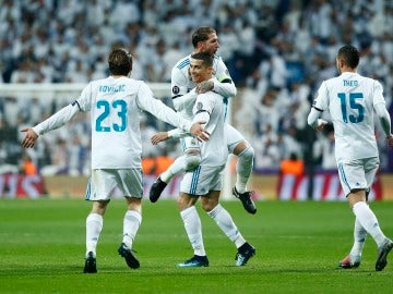 Cristiano Ronaldo celebra con sus compañeros el 2-0 ante el Dortmund