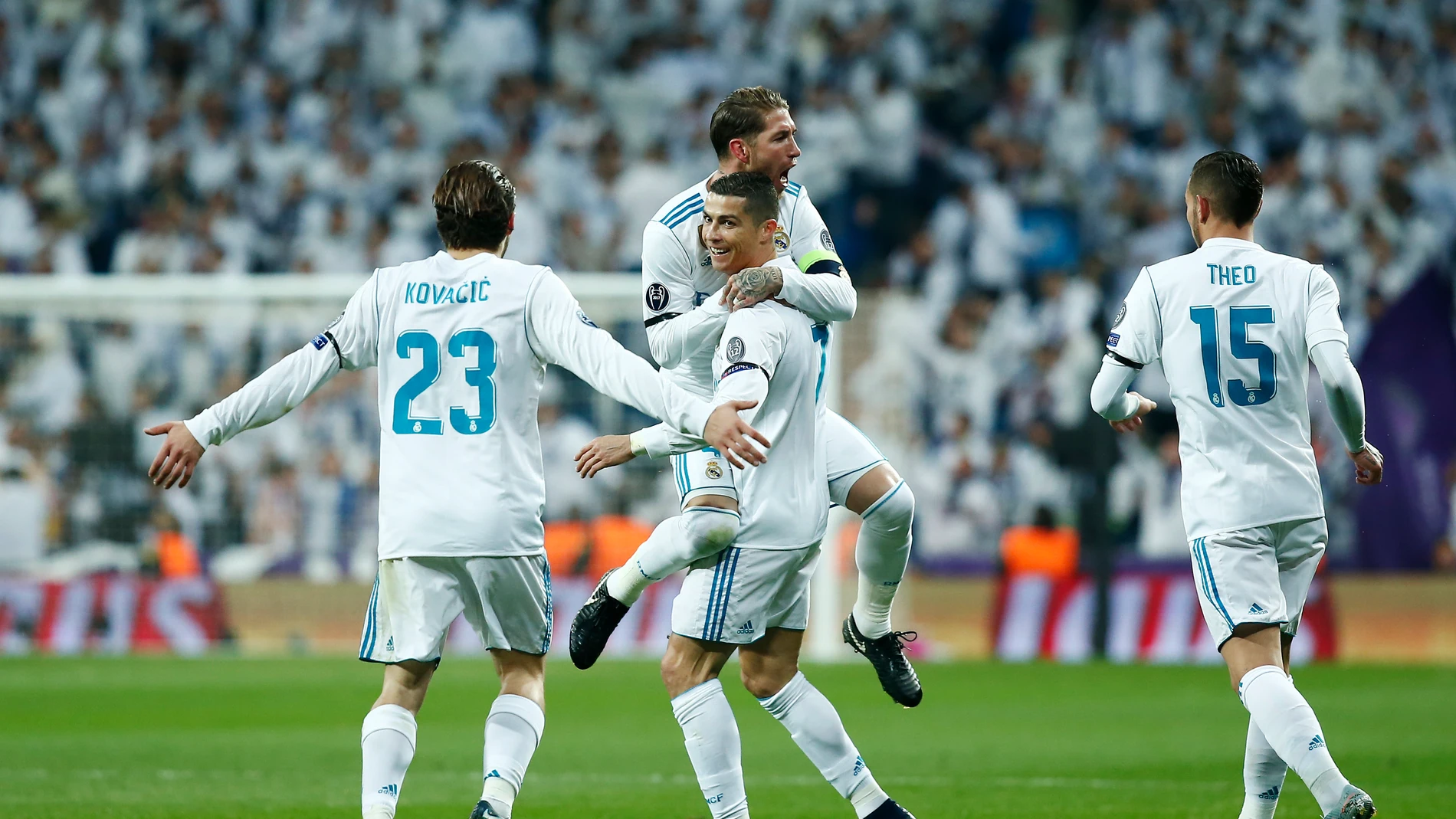 Cristiano Ronaldo celebra con sus compañeros el 2-0 ante el Dortmund