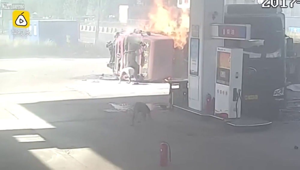 Dos camiones chocan frontalmente en la entrada de una gasolinera en la ciudad China de Hebei