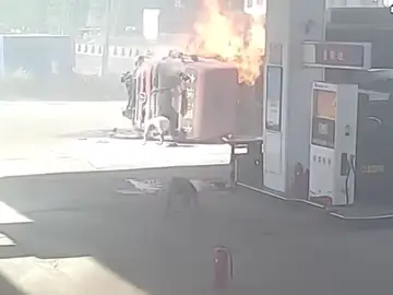 Dos camiones chocan frontalmente en la entrada de una gasolinera en la ciudad China de Hebei Dos camiones chocan frontalmente en la entrada de una gasolinera en la ciudad China de Hebei