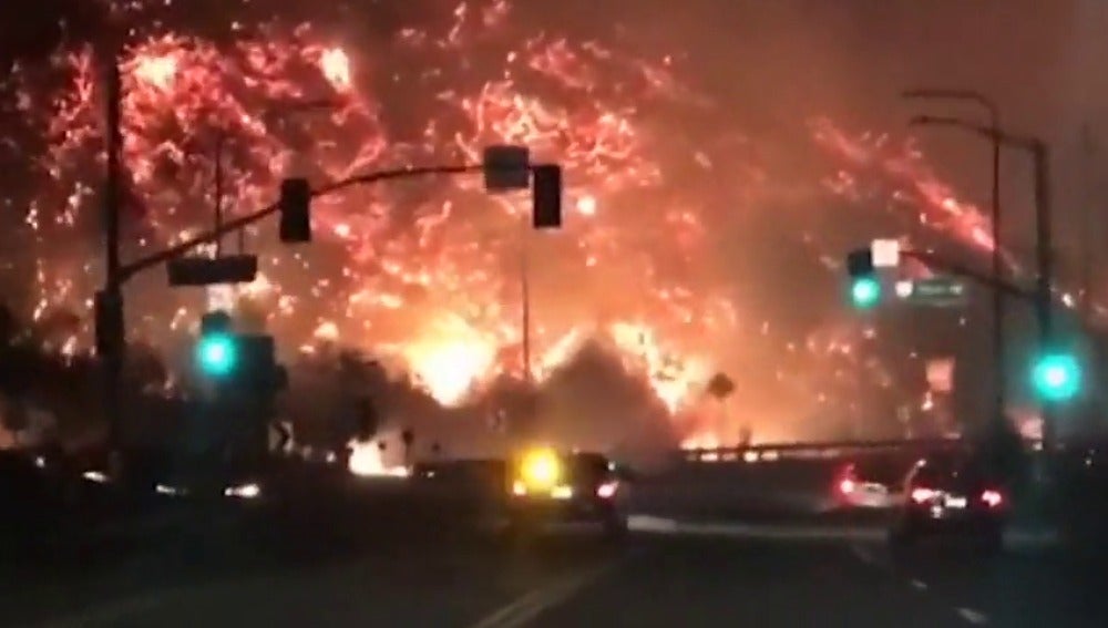 El fuego sigue arrasando California