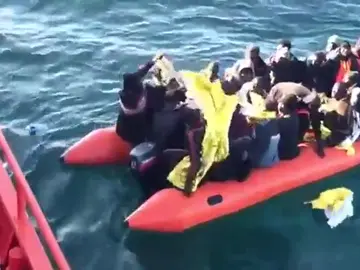 Casi cien inmigrantes han sido rescatados hoy a pocas millas de la costa andaluza Casi cien inmigrantes han sido rescatados hoy a pocas millas de la costa andaluza